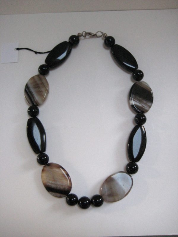 Aufgelegte Edelsteinkette aus Achat und Onyx mit Steinen in Grau- und Schwarztönen.