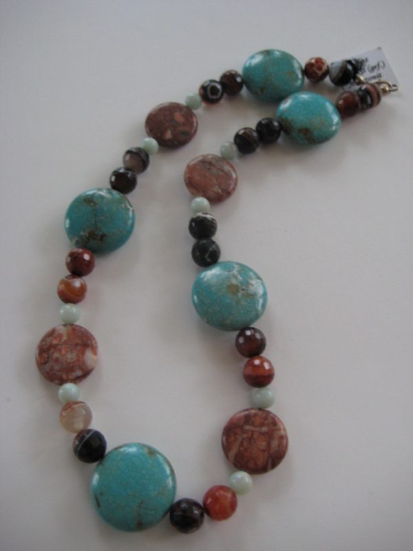 Aufgelegte farbenprächtige Edelsteinkette aus Achat, Tuerkis, und Amazonit.