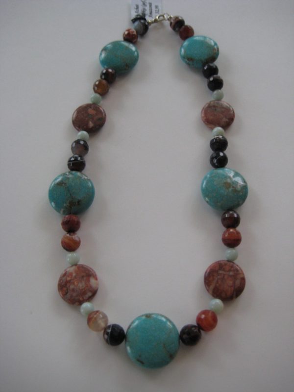 Aufgelegte farbenprächtige Edelsteinkette aus Achat, Tuerkis, und Amazonit.