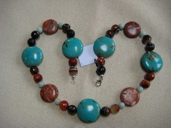 Farbenprächtige Edelsteinkette aus Achat, Tuerkis, und Amazonit zu einem Herz gelegt.
