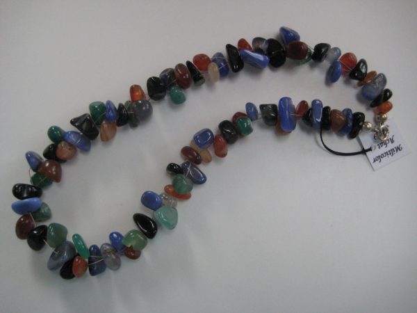 Aufgelegte Edelsteinkette aus Achatnuggets. Die Farben der Nuggets reichen von braun über grün bis hin zu blau schimmernd.