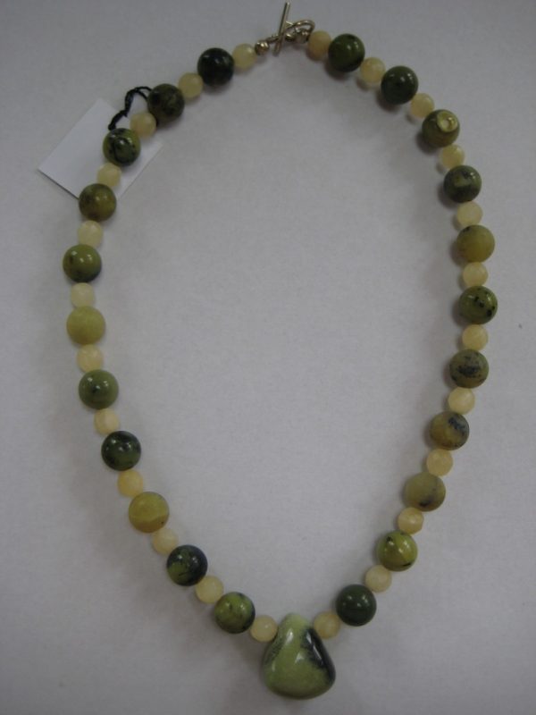 Aufgelegte Edelsteinkette aus Aragonit und Serpentin in grün schimmernden Farben.