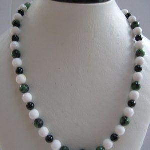 Edelsteinkette aus Jade, Turmalin und Rubin-Zoisit auf einer weissen Büste.