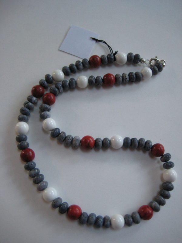 Aufgelegte Edelsteinkette aus Koralle und Jade mit roten, blauen und weißen Steinen.