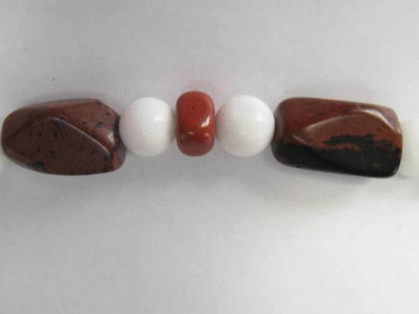Fokus auf einzelne Steine der Edelsteinkette aus Magagoniobsidian, Jade und Carneol