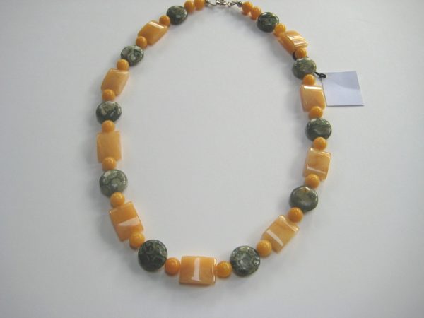 Gelb-Graue Edelsteinkette aus Rhyolith, Jade und Aragonit aufgelegt.