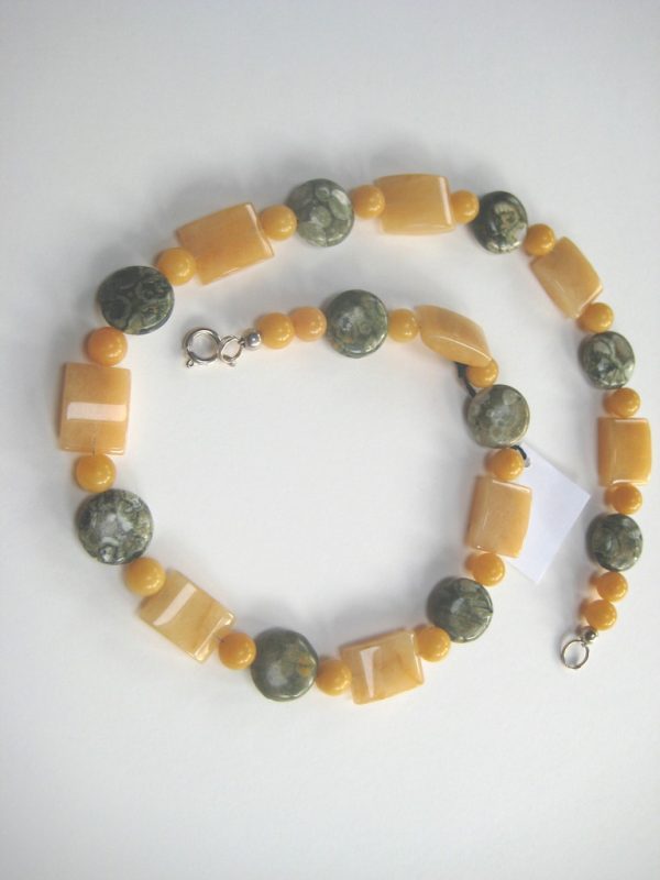 Gelb-Graue Edelsteinkette aus Rhyolith, Jade und Aragonit zu einer Schnecke gelegt.