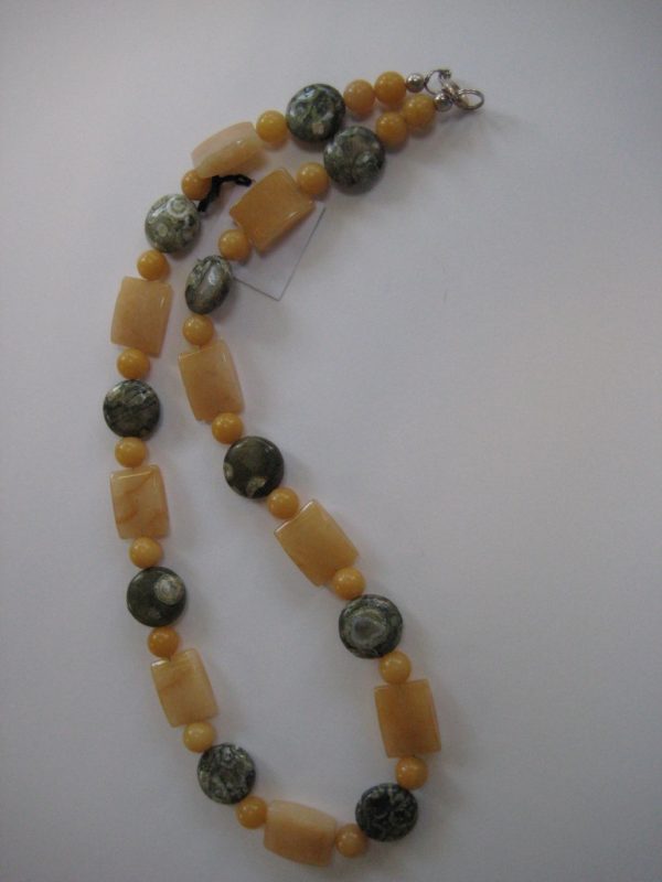 Gelb-Graue Edelsteinkette aus Rhyolith, Jade und Aragonit aufgelegt.