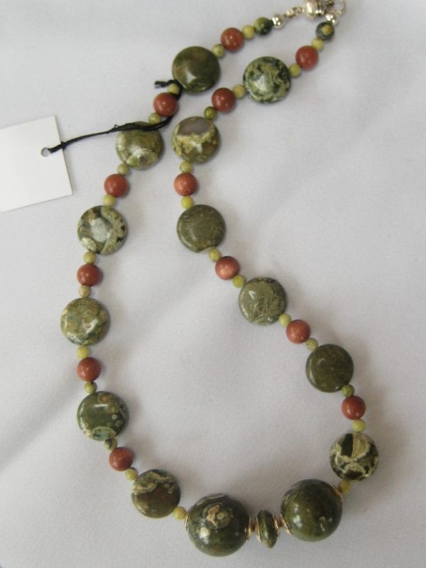 Aufgelegte Edelsteinkette aus Rhyolith, Goldfluss und Chyta in grün- und braun schimmernden Farben.