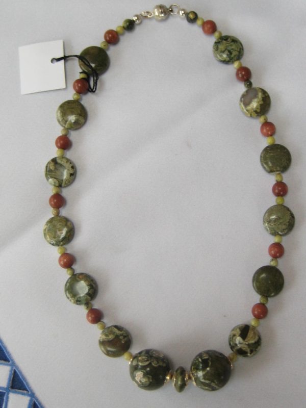 Aufgelegte Edelsteinkette aus Rhyolith, Goldfluss und Chyta in grün- und braun schimmernden Farben.