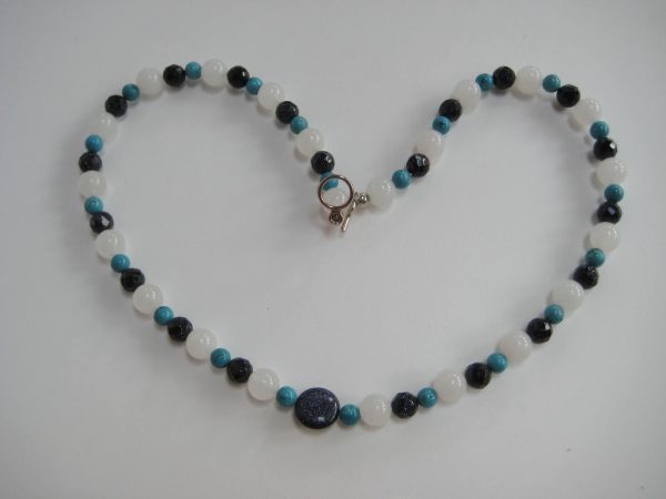 Edelsteinkette aus Türkis, Jade und Blaufluss zu einem Herz gelegt.