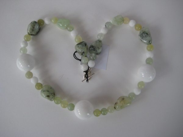 Zu einem Herz gelegte Edelsteinkette aus Jade, Prehnit und Serpentin in frühlingsfrischen grünen Farben