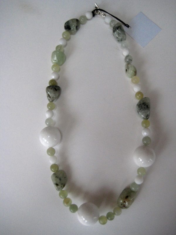 Aufgelegte Edelsteinkette aus Jade, Prehnit und Serpentin in frühlingsfrischen grünen Farben.