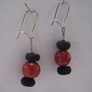 Ohrhänger aus Koralle und Lavastein in rot-schwarz.